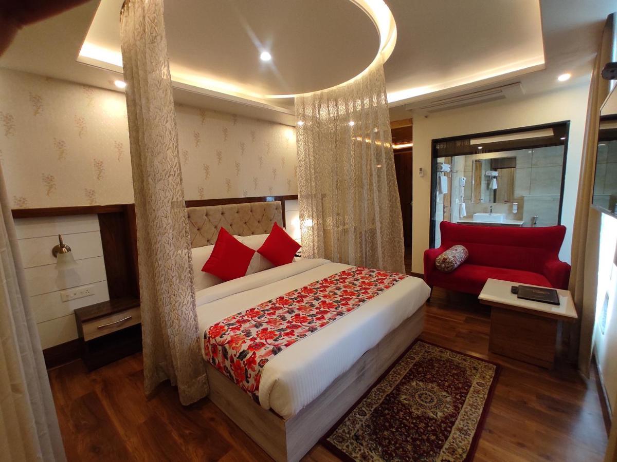 Abhilashi Residency & - Centrally Heated & Air Cooled 4*